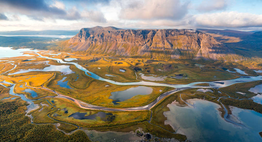 Rivère Rapa vue de Skierfe dans le parc national du Sarek en Suède