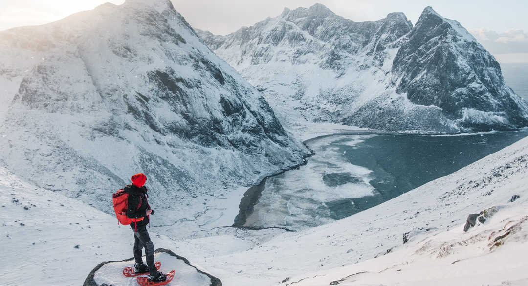 Sur le sommet des Lofoten en Norvège l'hiver