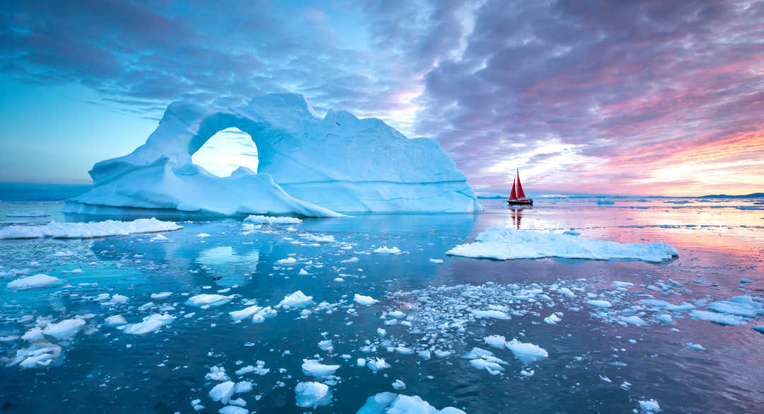 Voilier dans les icebergs du Groenland