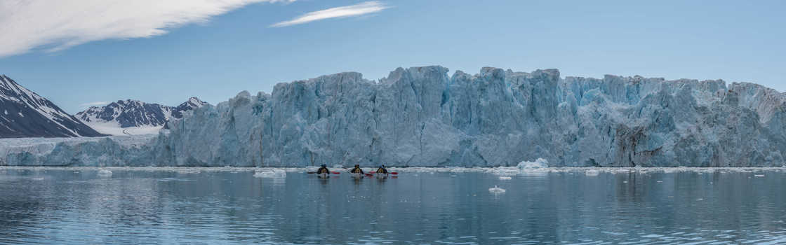 Kayak au pied du glacier de Monaco Spitzberg