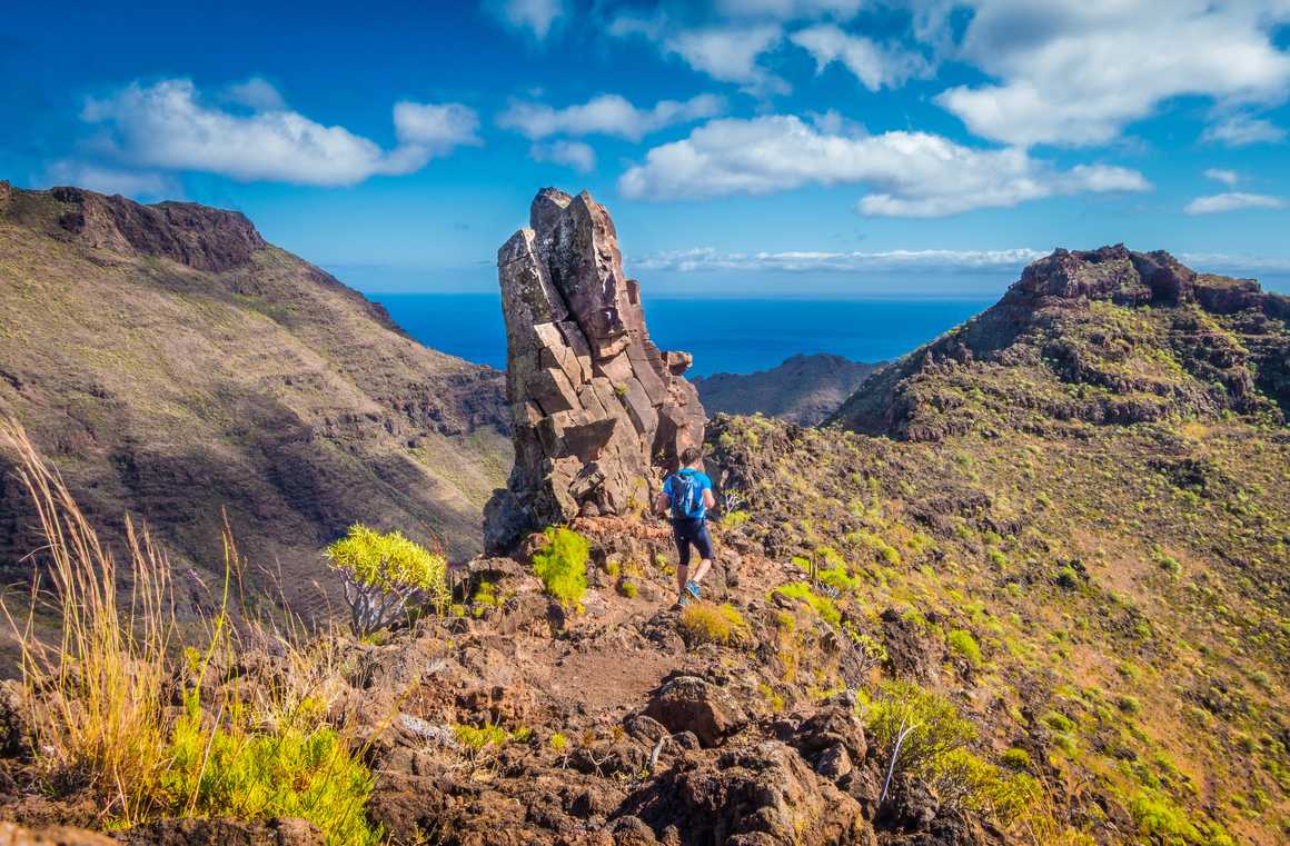 Randonneur sur un sentier des Canaries