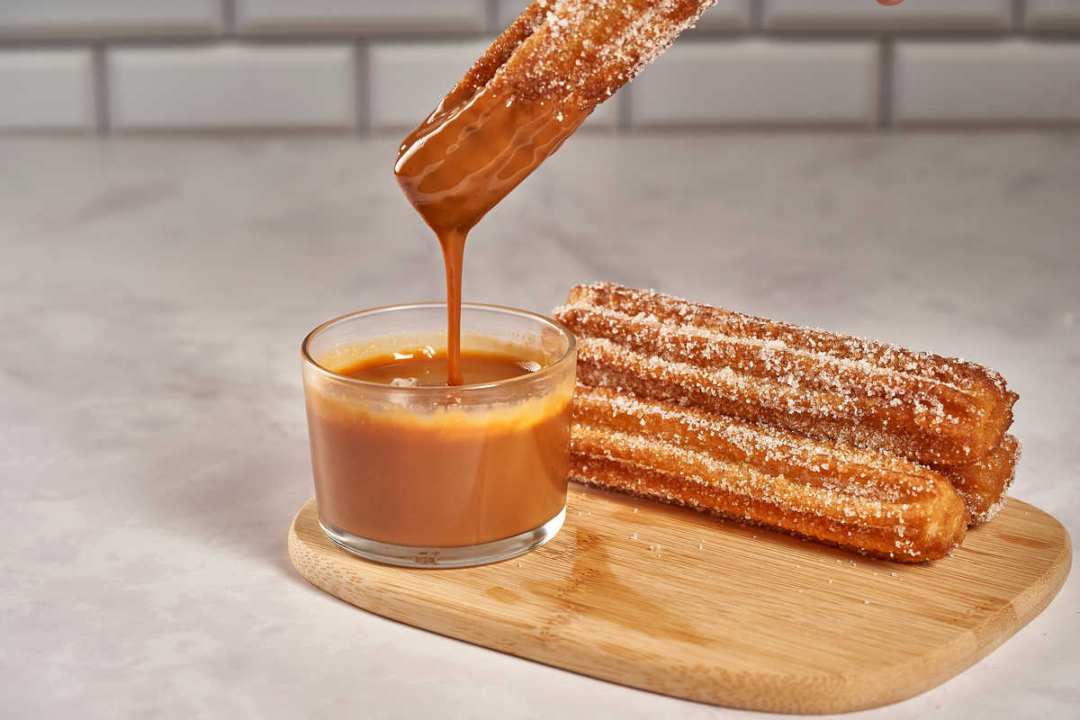 assiette de churros accompagnés de dulce de leche
