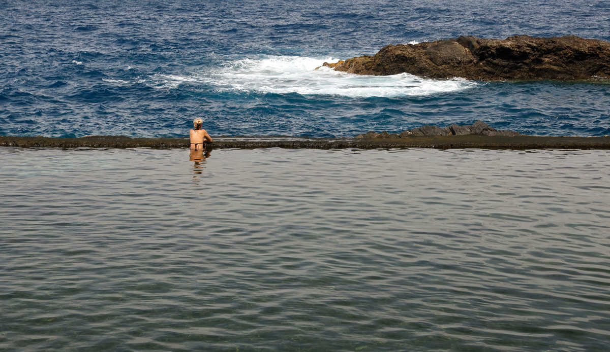 Baignade dans une piscine naturelle aux Canaries