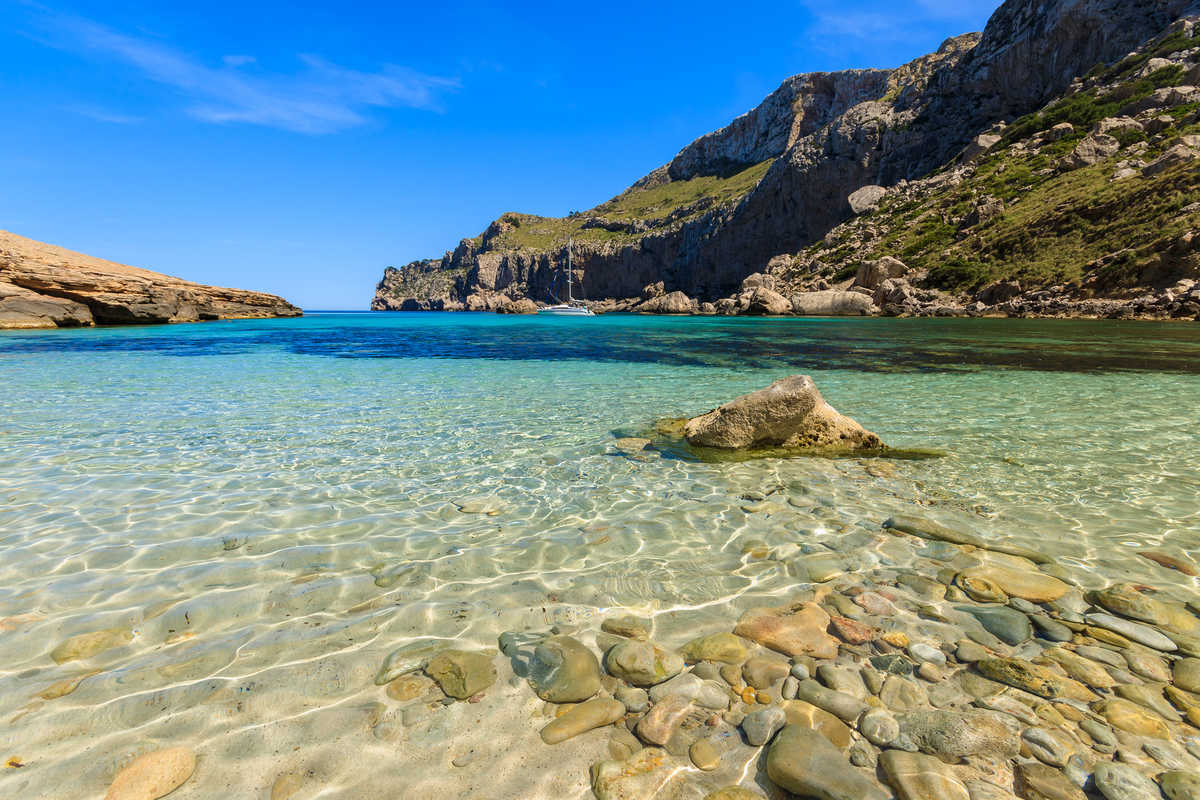 Belle plage mer turquoise montagnes, Cala Figuera, Majorque