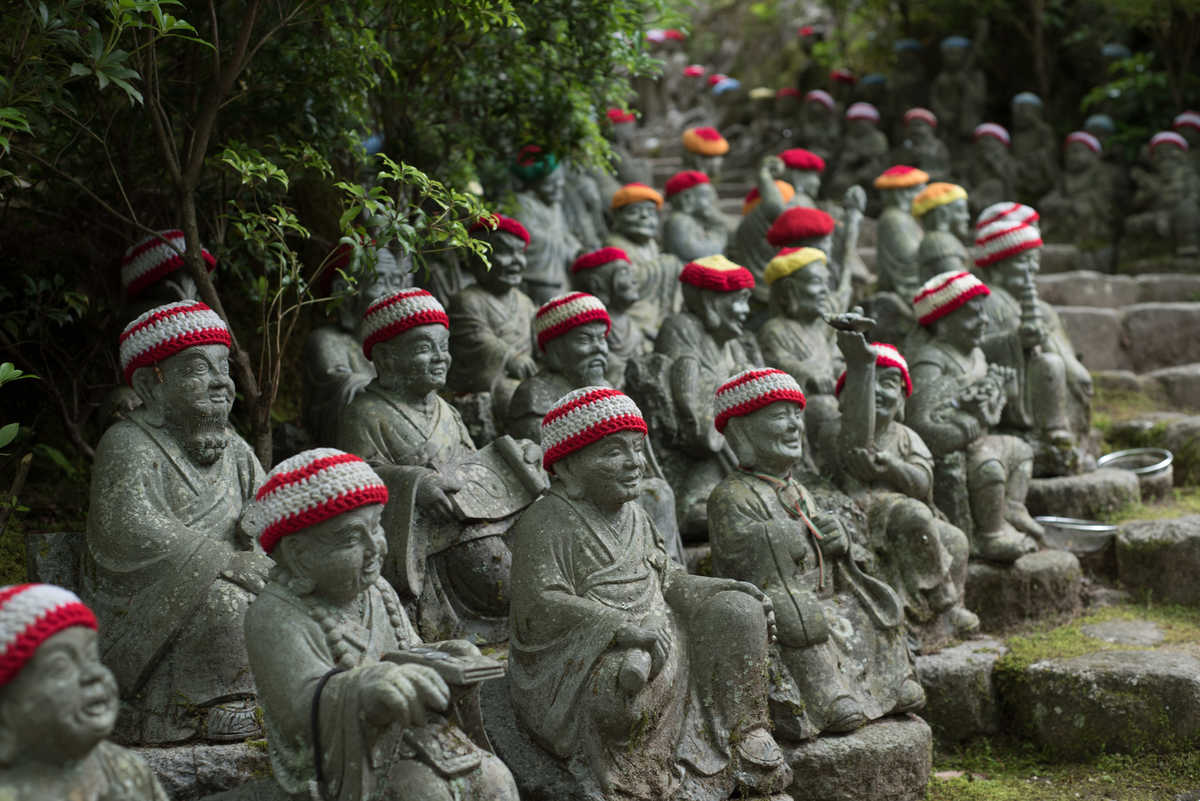 Bouddhas et statues de la forêt magique de Miyajima, Hiroshima, Japon © Adobe Stock Bouddhas et statues de la forêt magique de Miyajima, Hiroshima, Japon