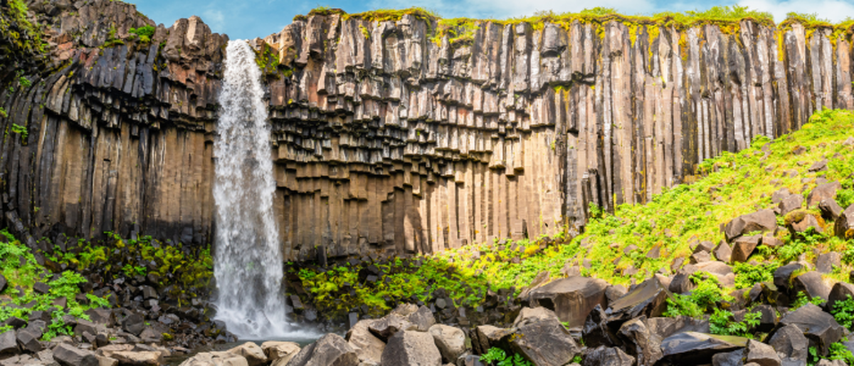 Cascade de Svartifoss avec ses colonnes de basalte noir