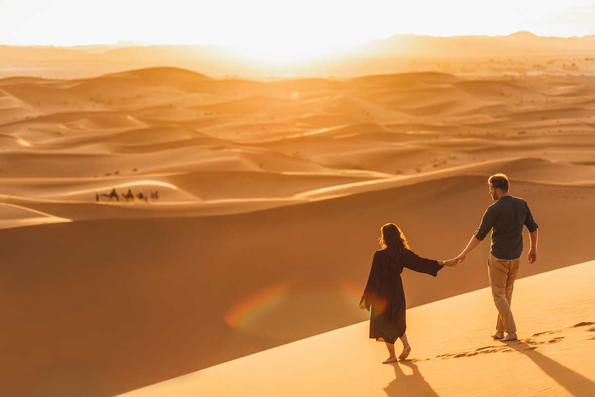 Couple qui voyage dans le désert au Maroc