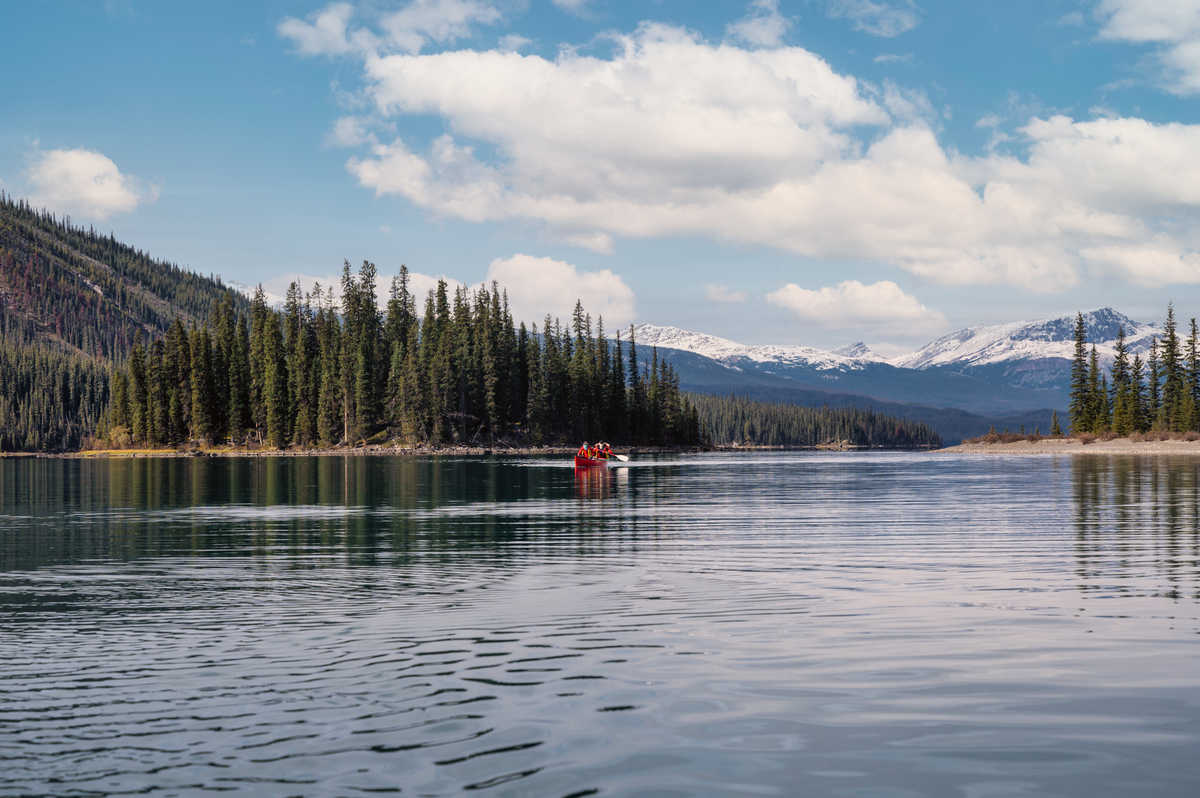 Deux kayaks sur le lac Maligne dans le Parc National de Jasper au Canada