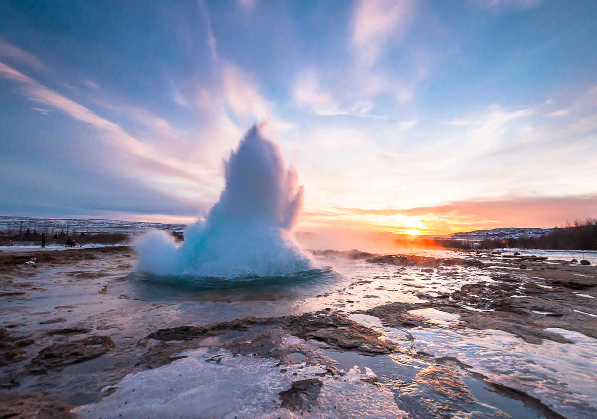 Explosion du geyser Strokkur sur le cercle d'or en Islande