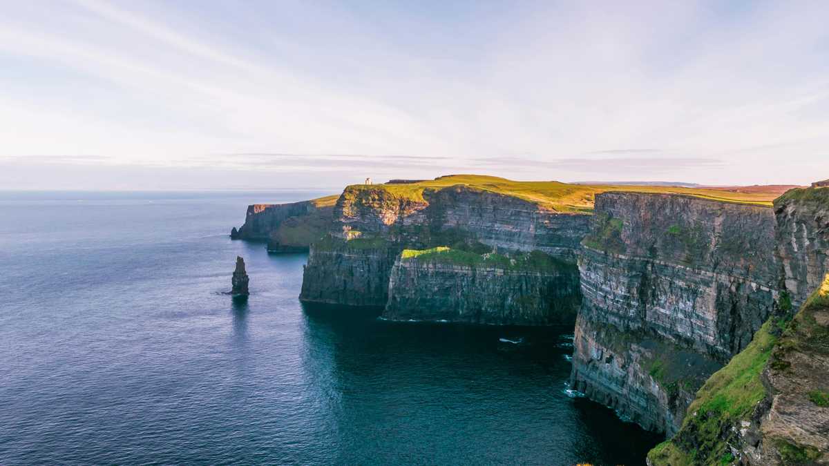 Falaises de Moher au bord de l'océan Atlantique, côte ouest de l'Irlande