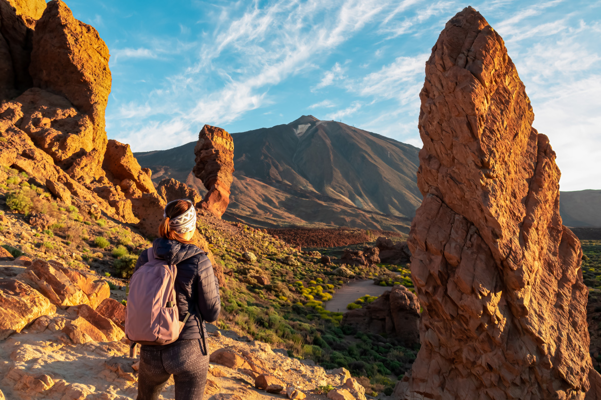 Femme randonnant vers le sommet du volcan Pico del Teide à Tenerife aux Canaries