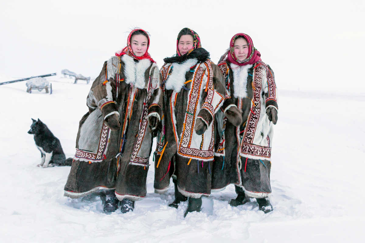 Femmes Sámis en habits traditionnels