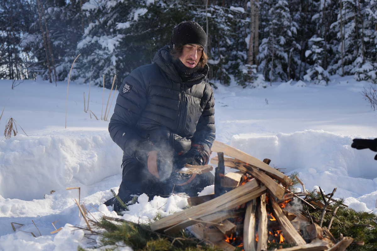 Feu de camp au Canada en hiver