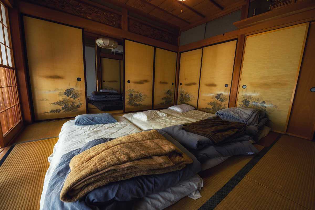 Futon dans la chambre d'un ryokan traditionnel, Japon © Adobe Stock Futon dans la chambre d'un ryokan traditionnel, Japon