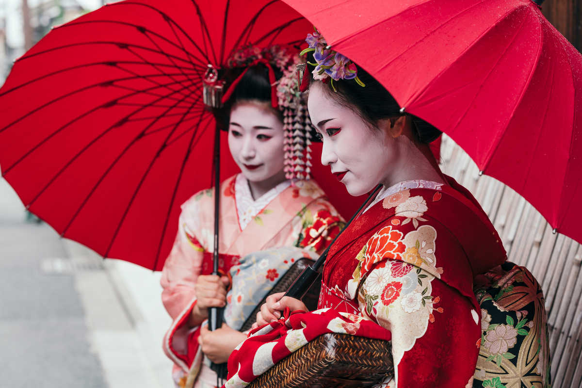 Geishas dans le quartier de Gion, Kyoto, Japon © Adobe Stock Geishas dans le quartier de Gion, Kyoto, Japon
