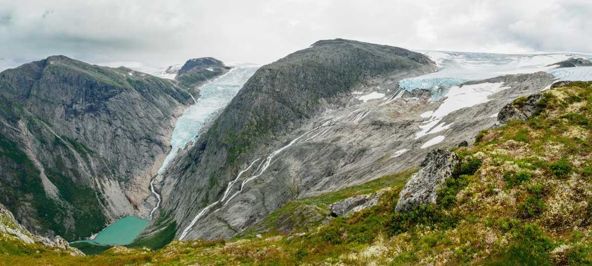 Glacier Briksdalbreen, un bras du Jostedalsbreen, et son lagon depuis Kattanakken, Parc national de Jostedalsbreen, Norvège.