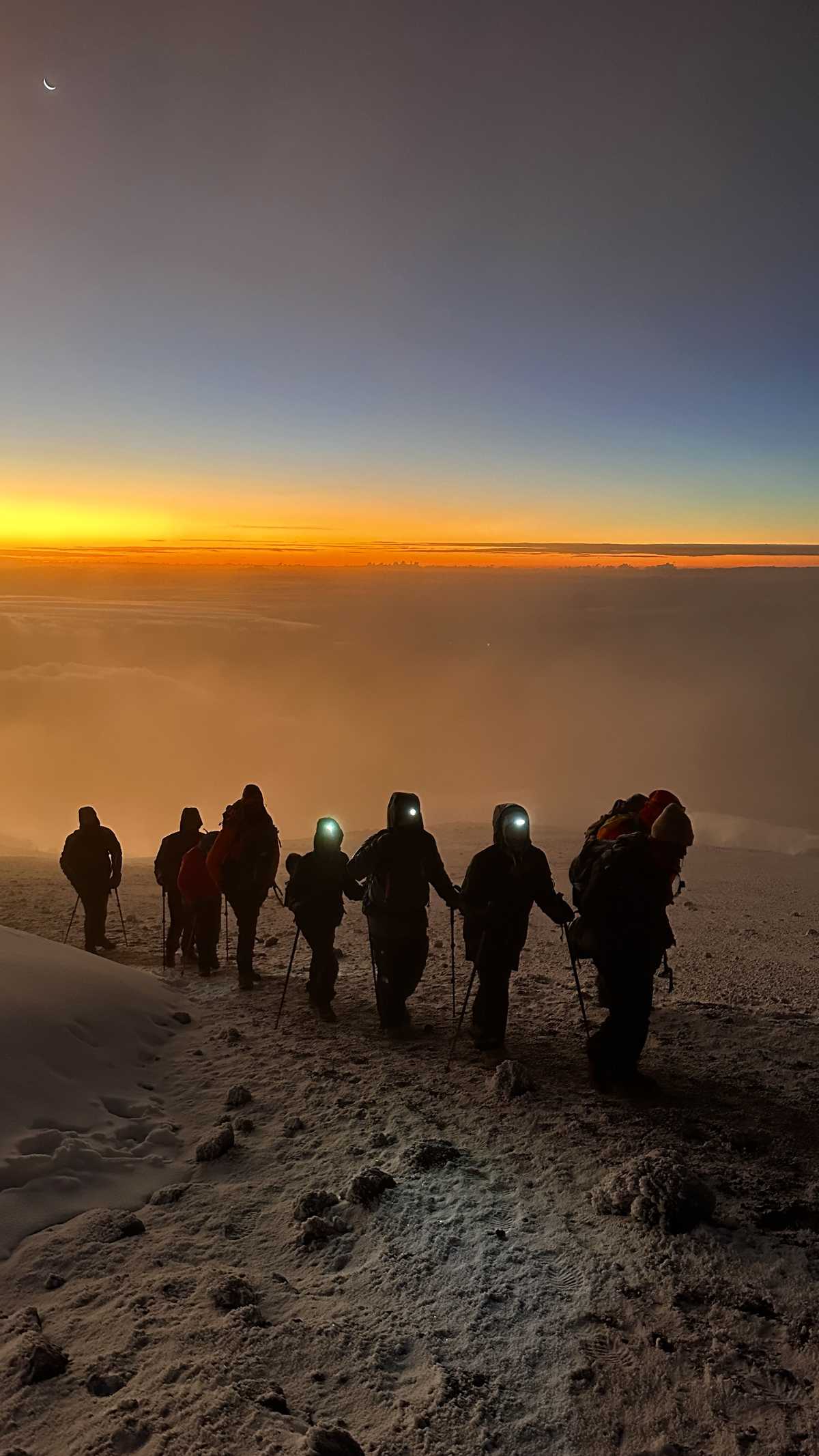 groupe de randonneurs de nuit pendant l'ascension du Kilimandjaro en Tanzanie