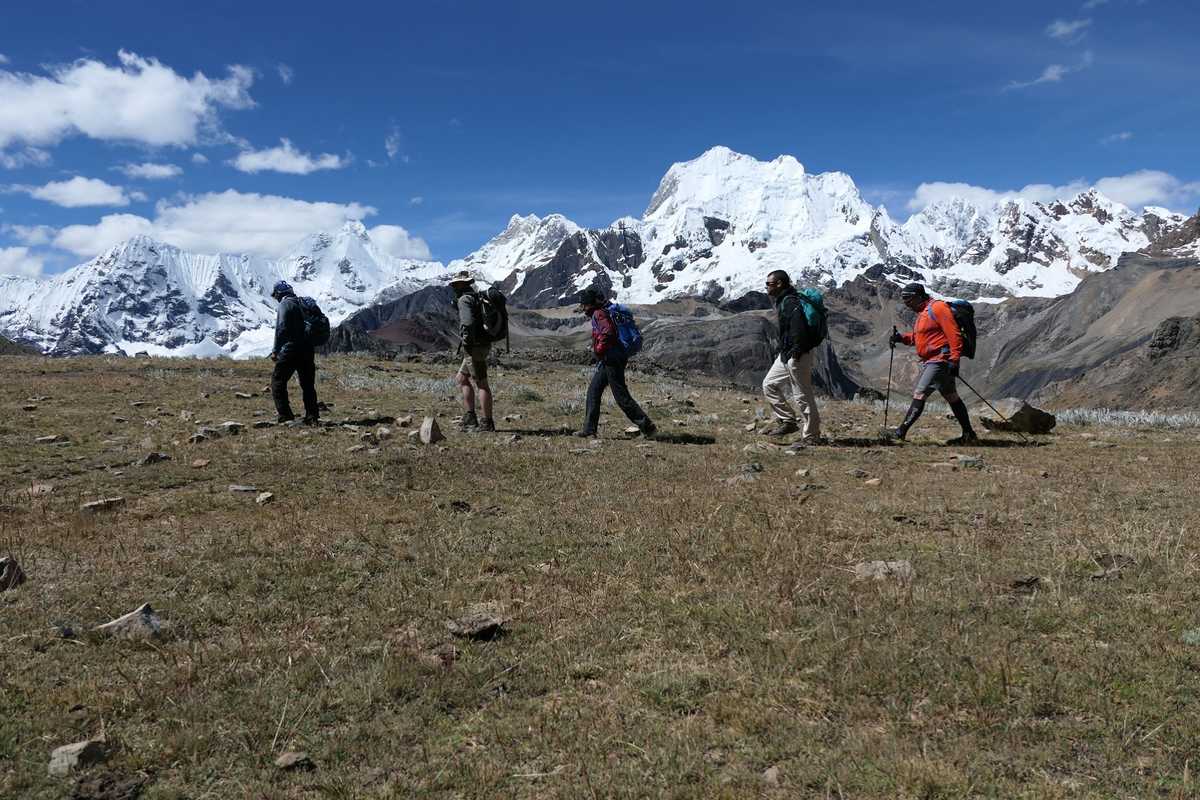 groupe de randonneurs devant la Cordillère Huayhuash au Pérou