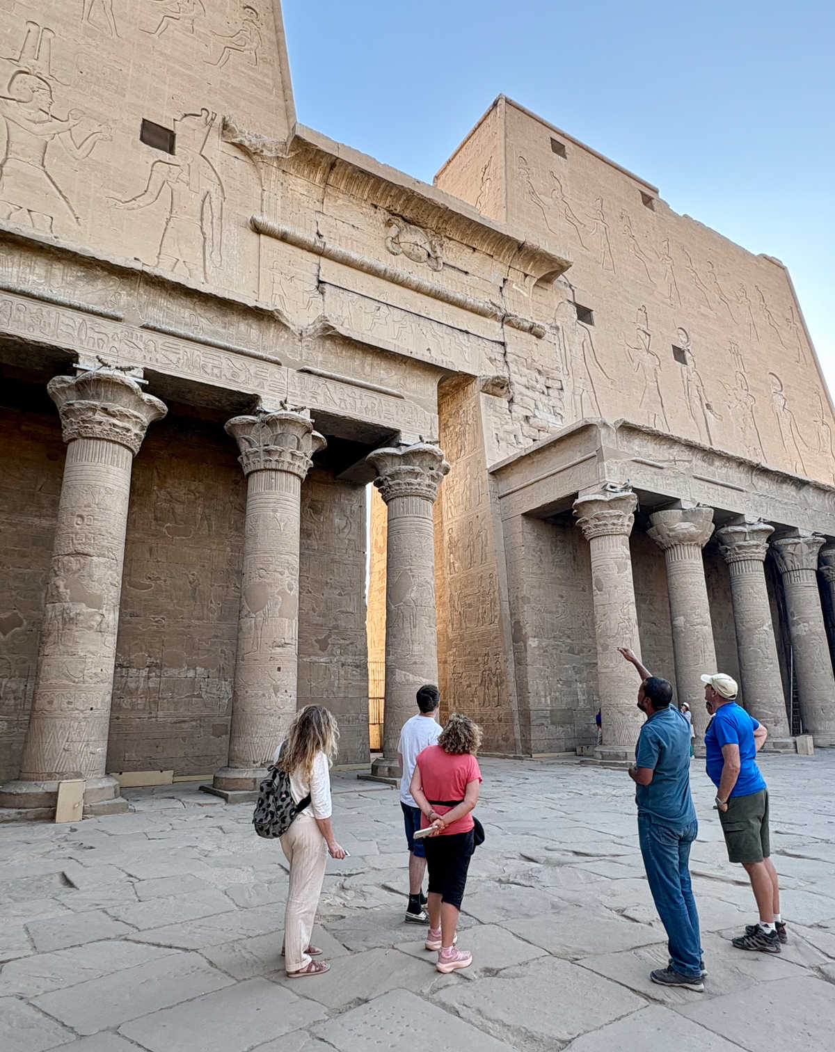 Guide avec son groupe de randonneurs à Edfou en Egypte