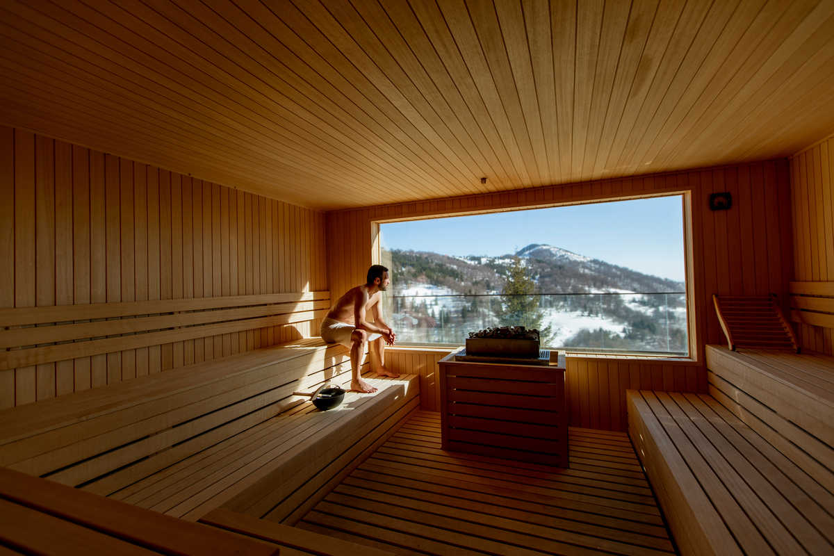 Homme dans un sauna, Finlande © Adobe Stock Homme dans un sauna, Finlande
