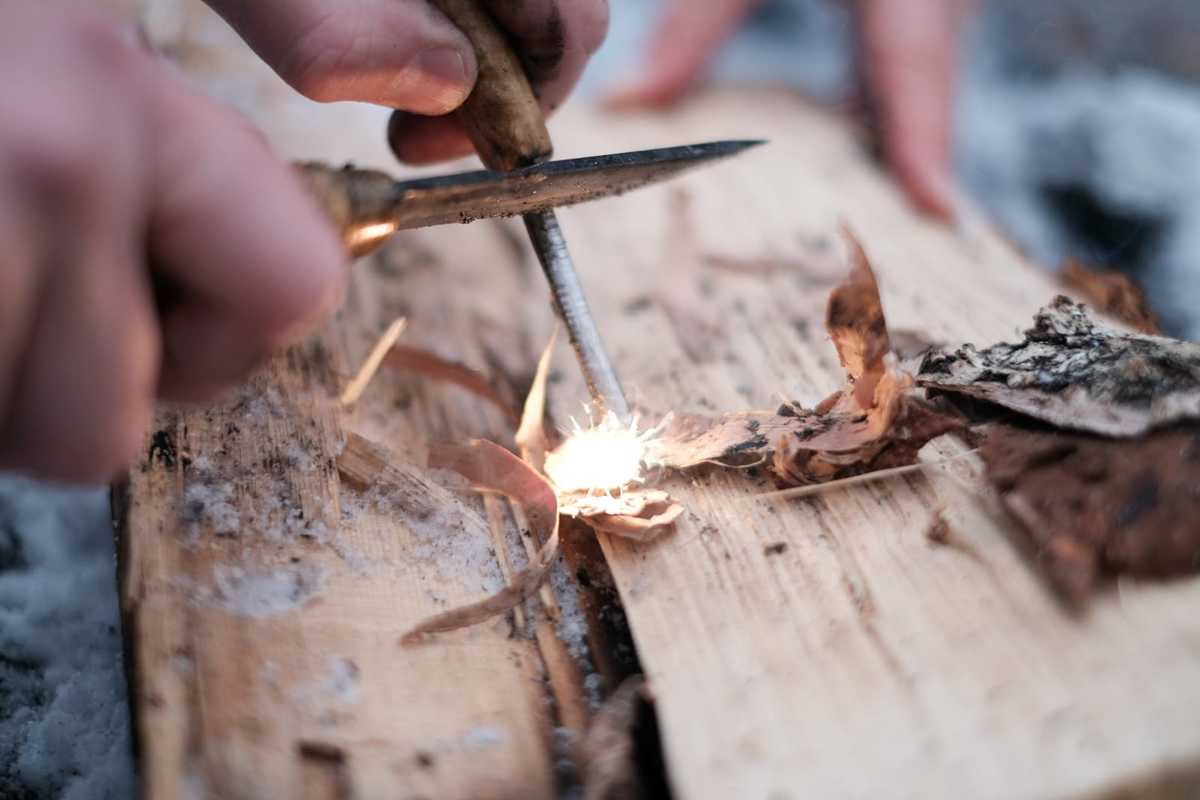 Homme reproduisant les techniques de trappeur pour allumer un feu en Finlande © Ariza Charles Homme reproduisant les techniques de trappeur pour allumer un feu en Finlande