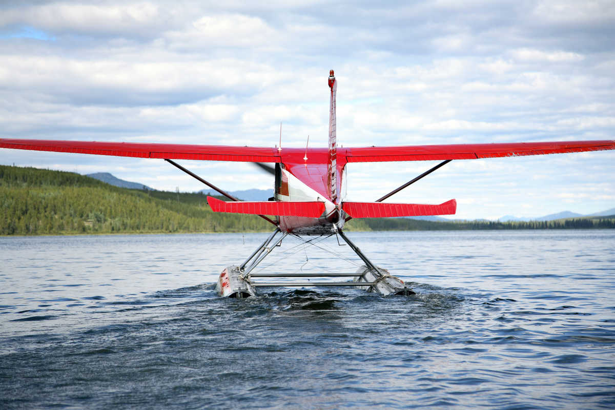 Hydravion au québec, amerrissage sur la rivière au Canada © Mak Hydravion au québec, amerrissage sur la rivière au Canada