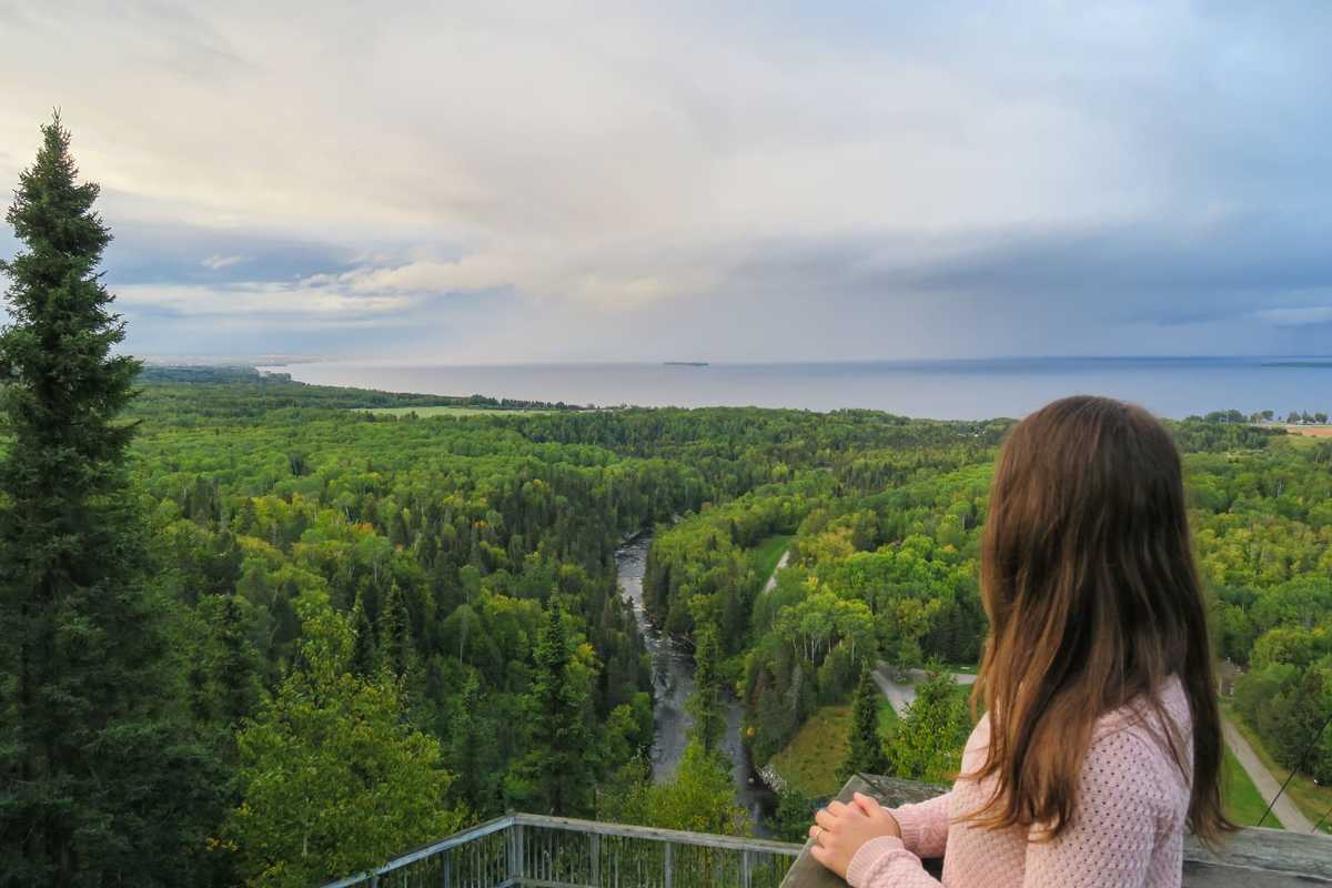 Jeune femme contemplant le lac Saint Jean au Canada