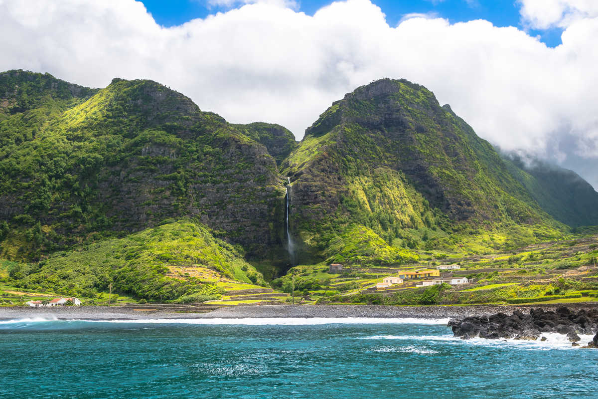 La Cascade de Poço do Bacalhau sur l'île de flores aux Açores