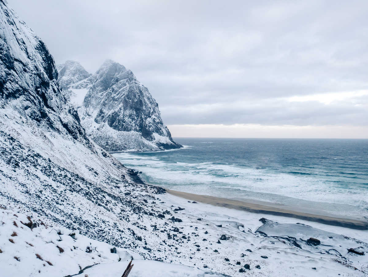 La plage de Kvalvika dans les lofoten en hiver Norvège