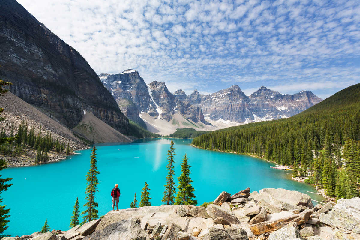 Lac Moraine dans le parc de Banff dans les Rocheuses canadiennes