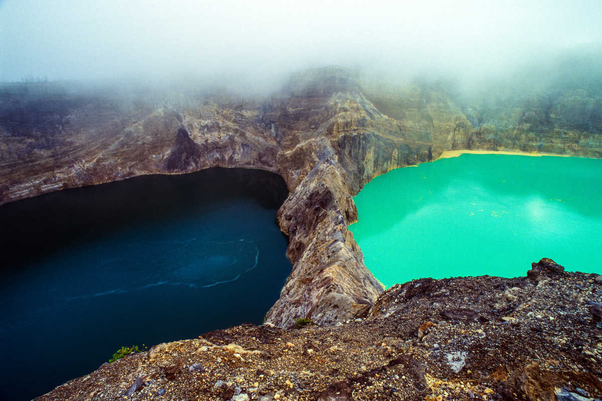 Lacs multicolores du volcan Kelimutu, îles de Flores, Indonésie