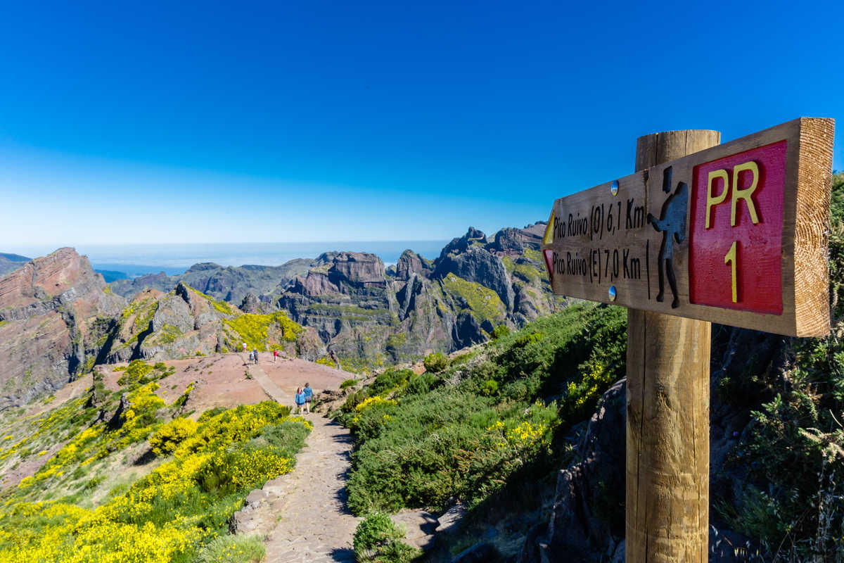 Le début du PR1 du chemin Pico do Areeiro au Pico Ruivo, île de Madère, Portugal © Adobe Stock Le début du PR1 du chemin Pico do Areeiro au Pico Ruivo, île de Madère, Portugal