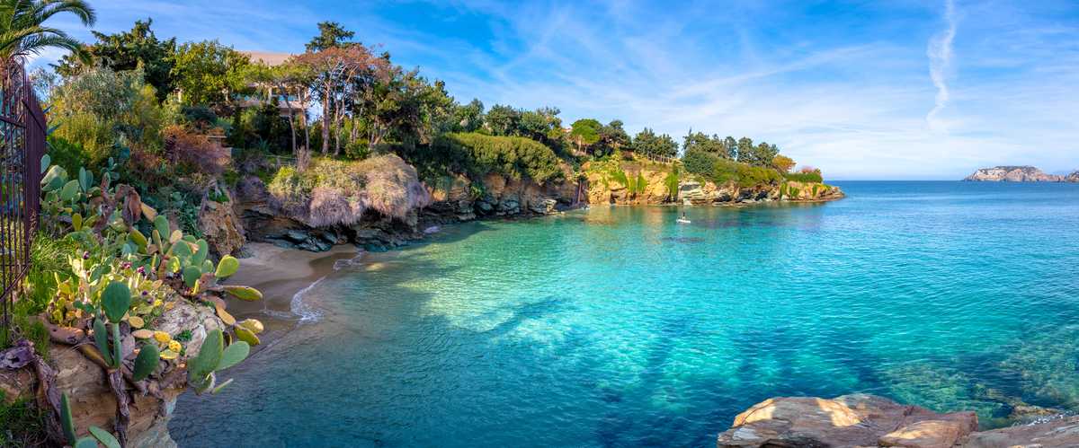 Le petit village aux plages uniques et la célèbre station balnéaire d'Agia Pelagia, Héraklion, Crète, Grèce