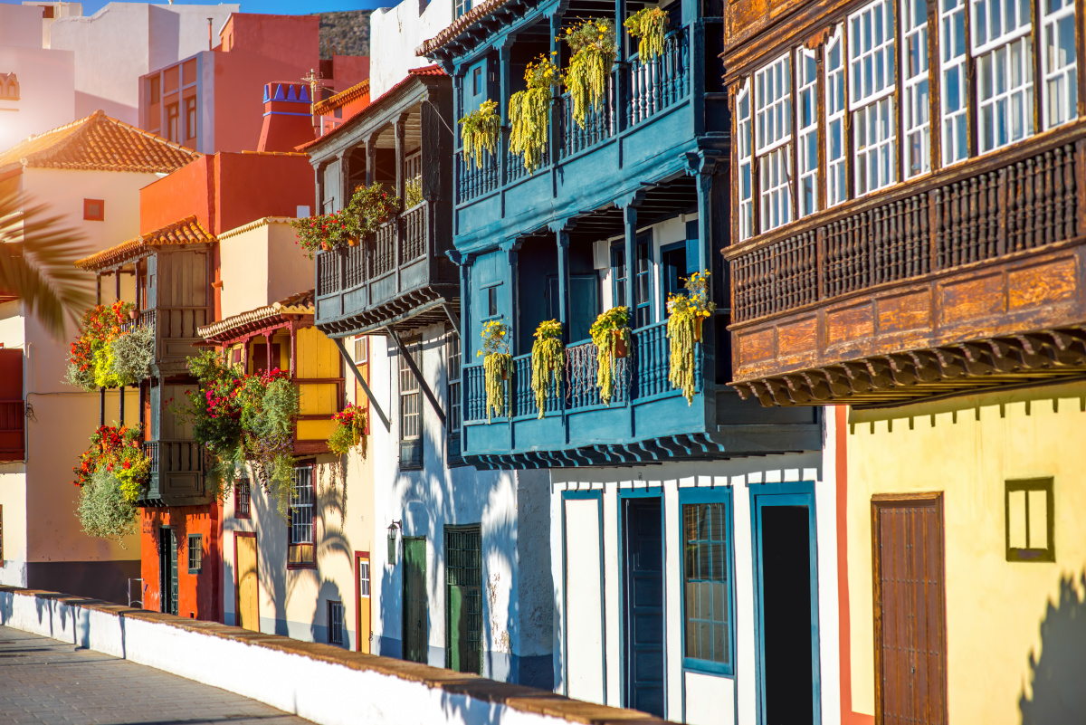 Les fameux balcons colorés et ornés de fleurs de Santa Cruz, sur l'ile de La Palma, aux Canaries
