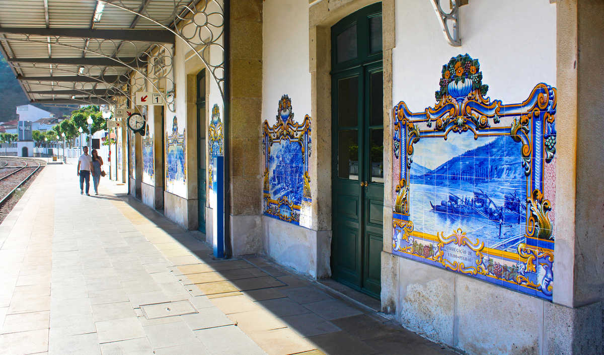 Les tuiles d'Azulejos qui ornent la gare de Pinhao dans la vallée du Douro, Portugal