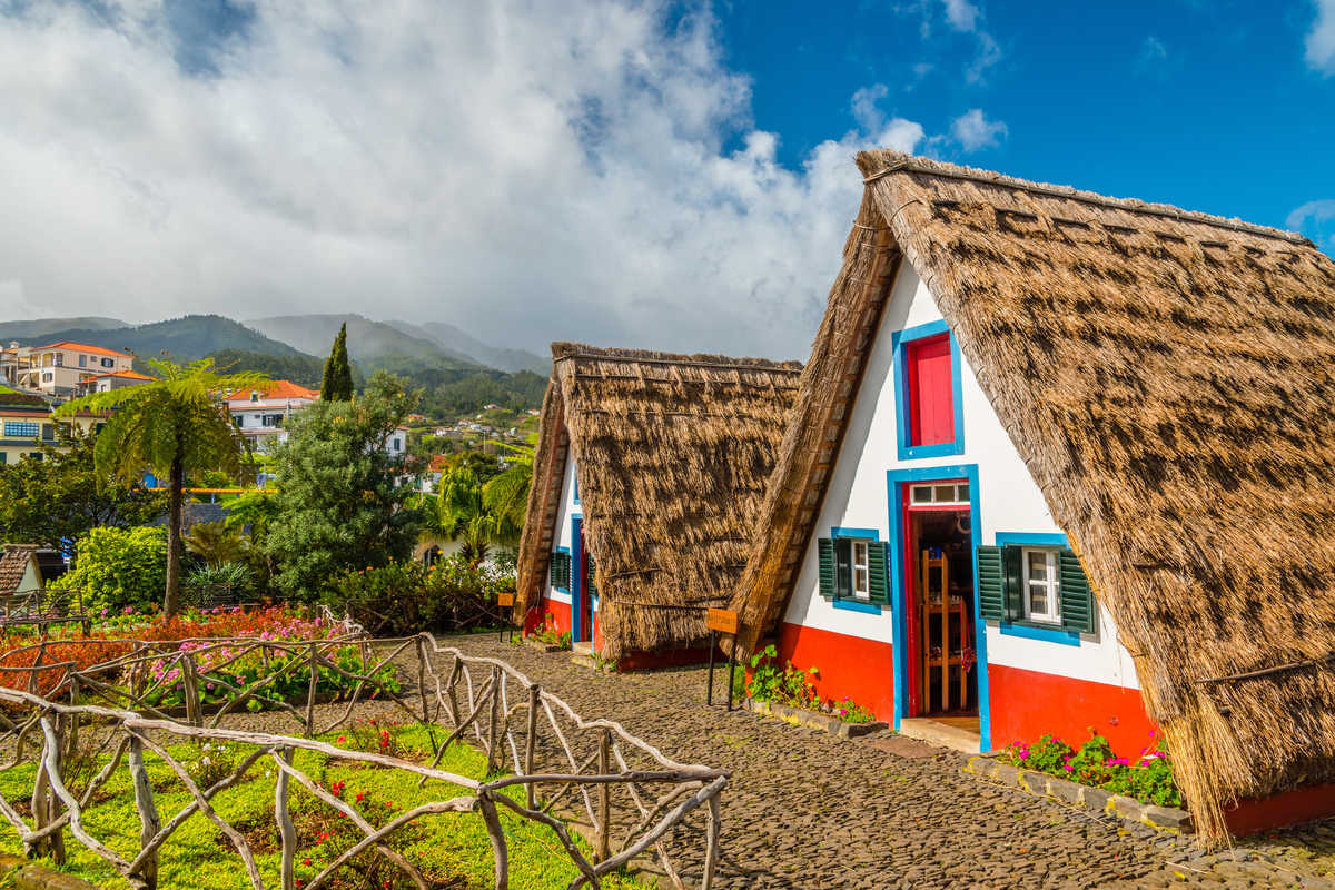 Maisons historiques traditionnelles au toit de chaume sur l'île de Madère, Santana, Portugal © Adobe Stock Maisons historiques traditionnelles au toit de chaume sur l'île de Madère, Santana, Portugal