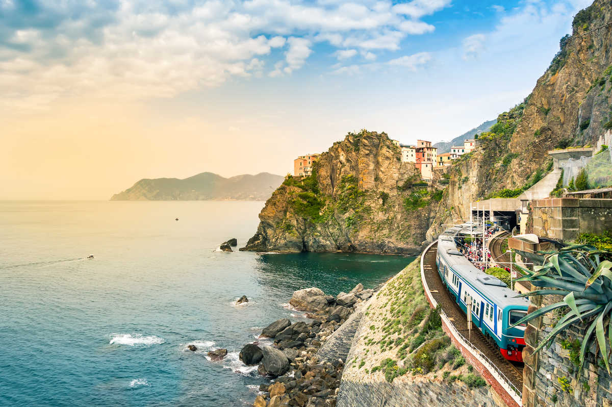 Manarola, village aux maisons colorées sur une falaise surplombant la mer des Cinque Terre