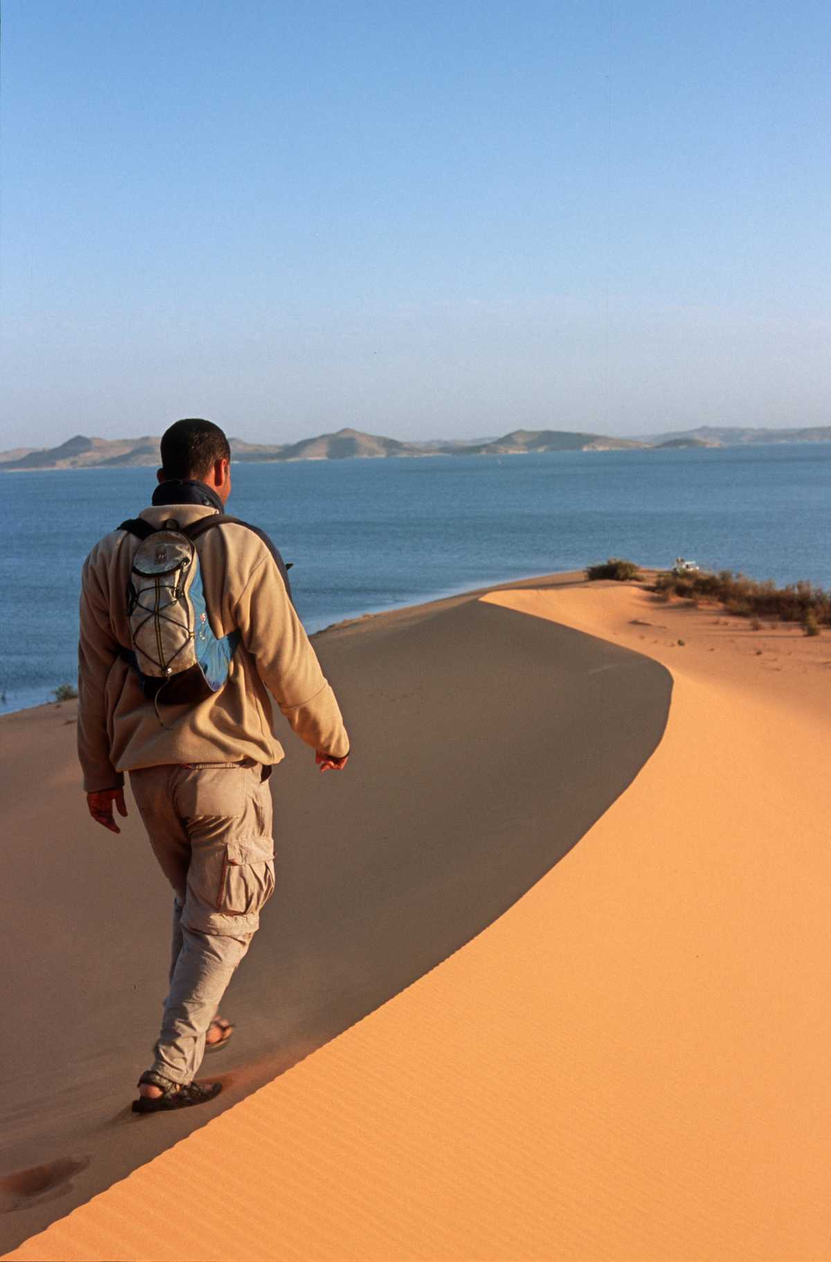 marche sur les dunes du lac nasser