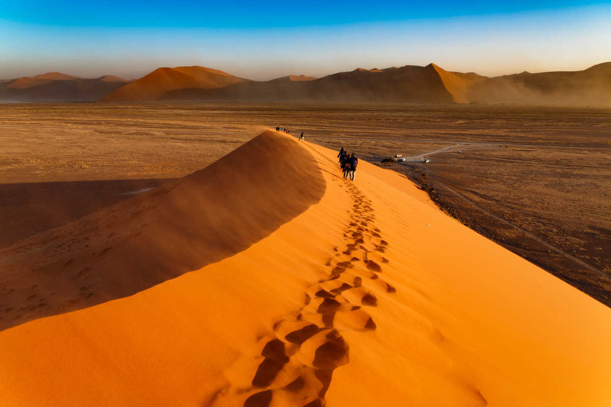 Marcheurs dans le dunes de Namibie