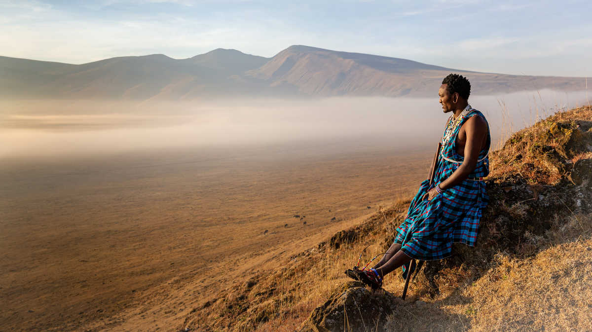 Masaï regardant l'horizon en Tanzanie