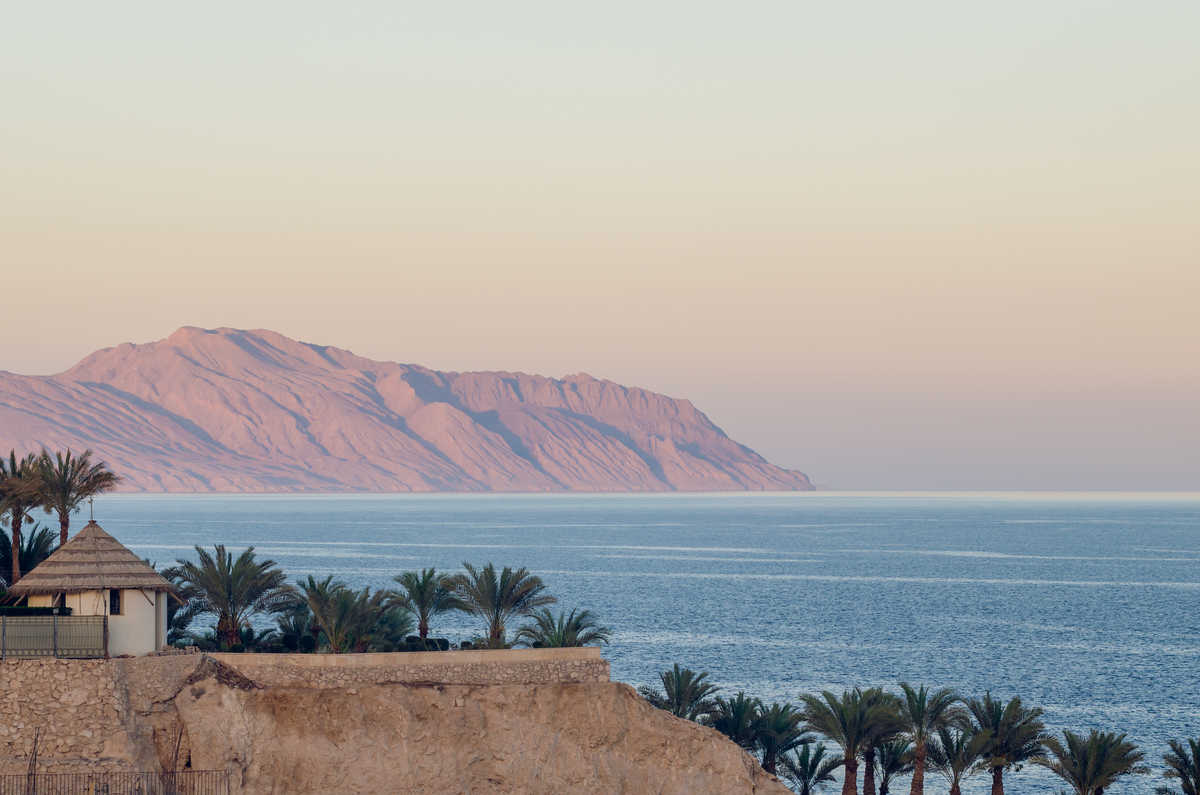 Mer rouge avec vue sur l île Tiran en Egypte