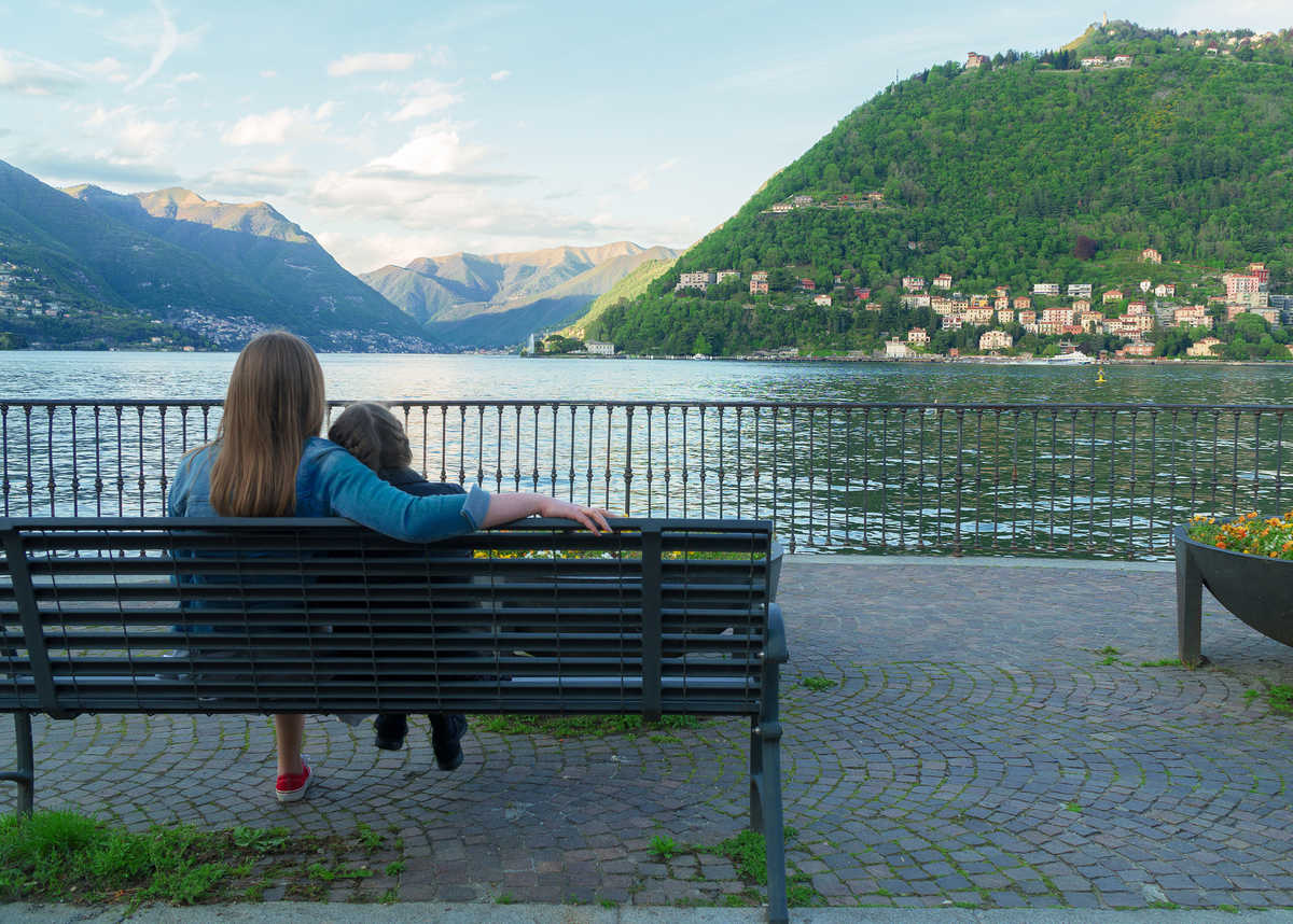 Mère et fille devant le lac de Côme, Italie