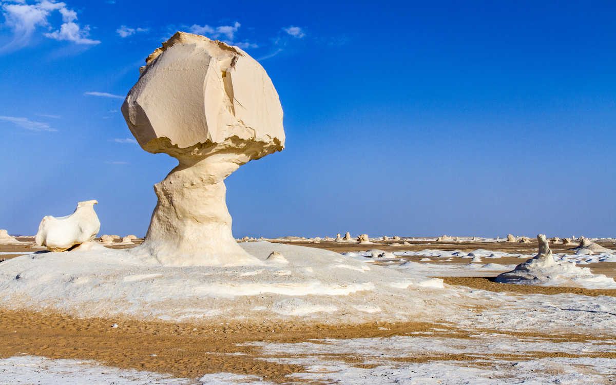 Mont cristal dans le désert champignon en Egypte