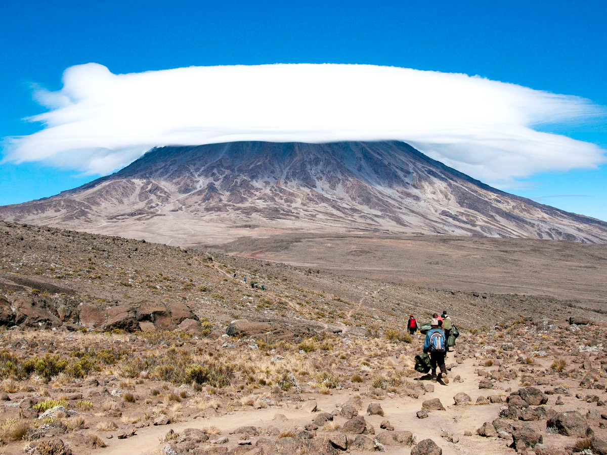 Nuage lenticulaire sur le massif du Kibo au Kilimandjaro Tanzanie