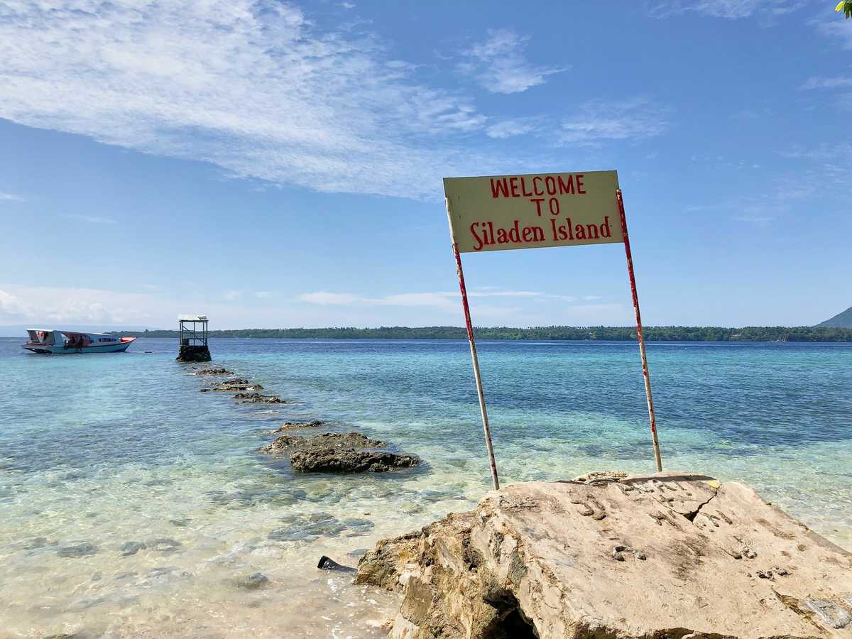 Panneau de bienvenue plage de Siladen, Sulawesi Nord