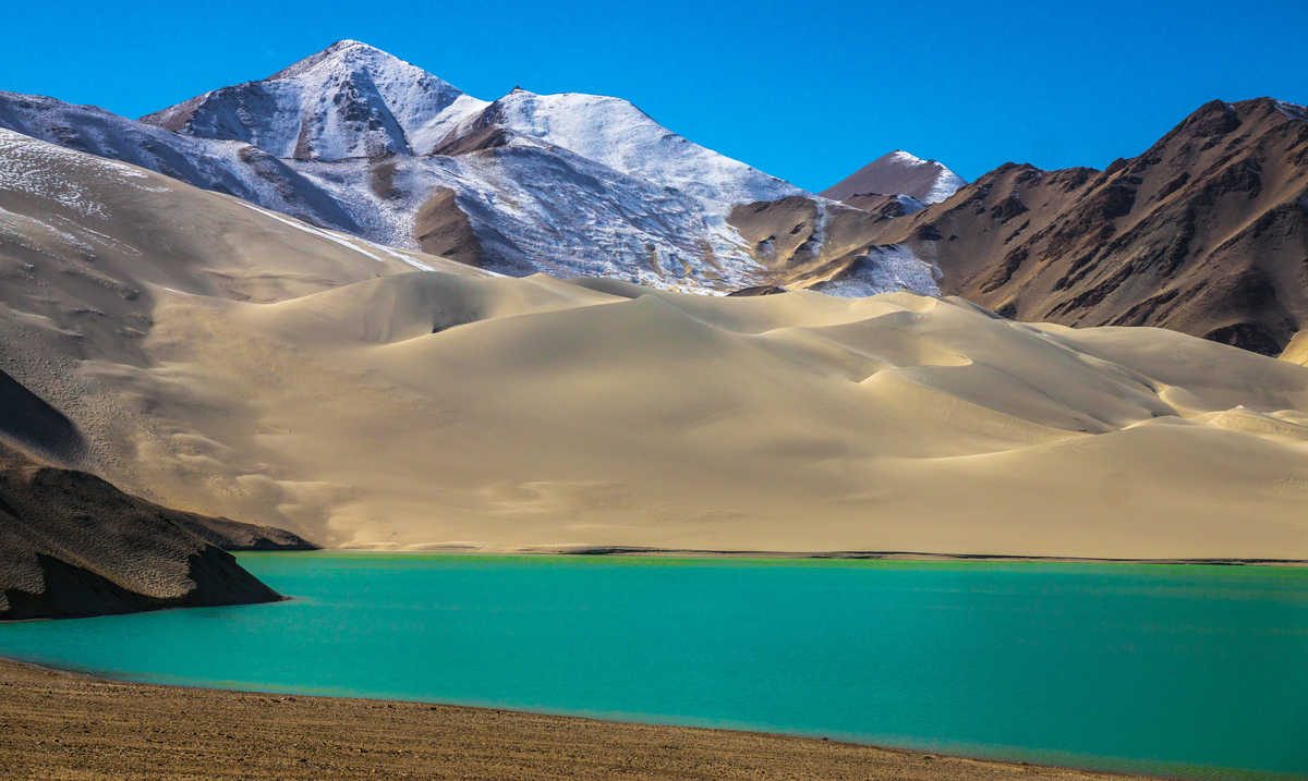 Panorama de la combinaison eau, désert et neige Karakorum Xinjiang Chine