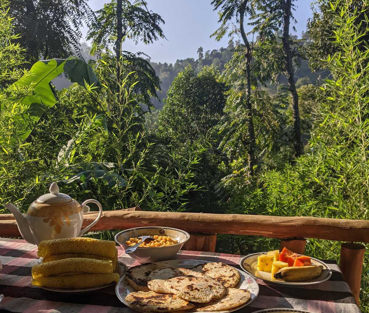 Petit déjeuner sur la terrasse d'un ecolodge à Ella au Sri Lanka