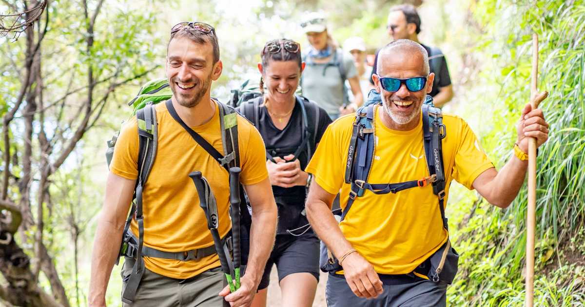 petit-groupe-de-randonneurs-a-madere