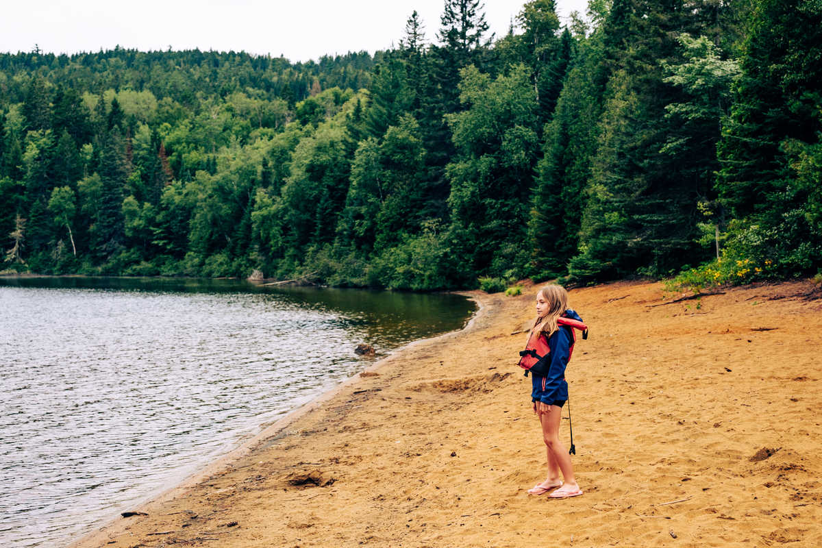 Petite fille au bord du lac de la Mauricie, parc national de la Mauricie, Québec, Canada