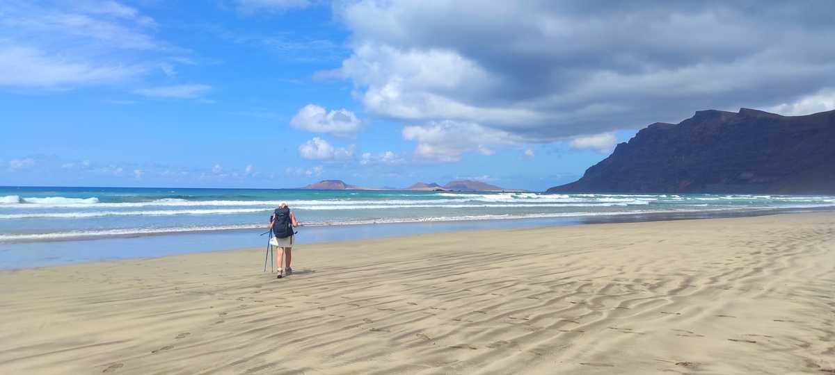 Plage de sable blanc à Famara à Lanzarote aux Canaries